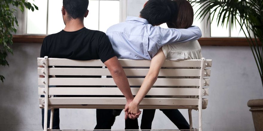 Sadakatsizlik ile aldatma arasındaki fark nedir? Duygusal aldatma, gizli yaşam inşası ve çift terapisi analizi. Cinsel terapi Konya rehberi.